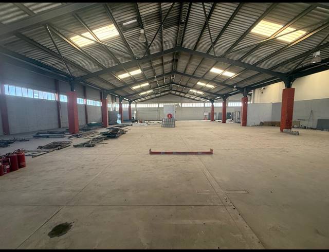 1,900M² WAREHOUSE TO LET IN PAARDEN EILAND